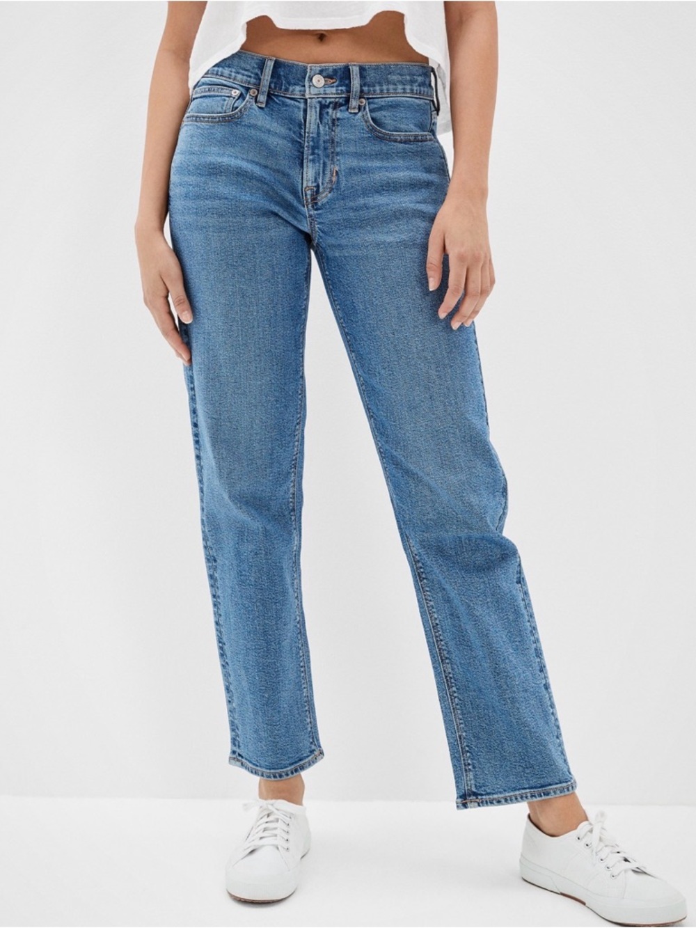 American Eagle Outfitters Straight-Leg Jeans in Medium Blue Wash sz. 4-6